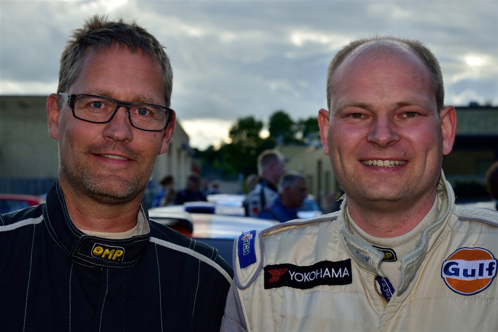11 timers hårdt rally er slut – og Max Christensen (th.) og Preben Jensen er ikke tilfredse med kun at være næstbedst i Gruppe N.
(Foto: Michael Eisenberg, Intercom)